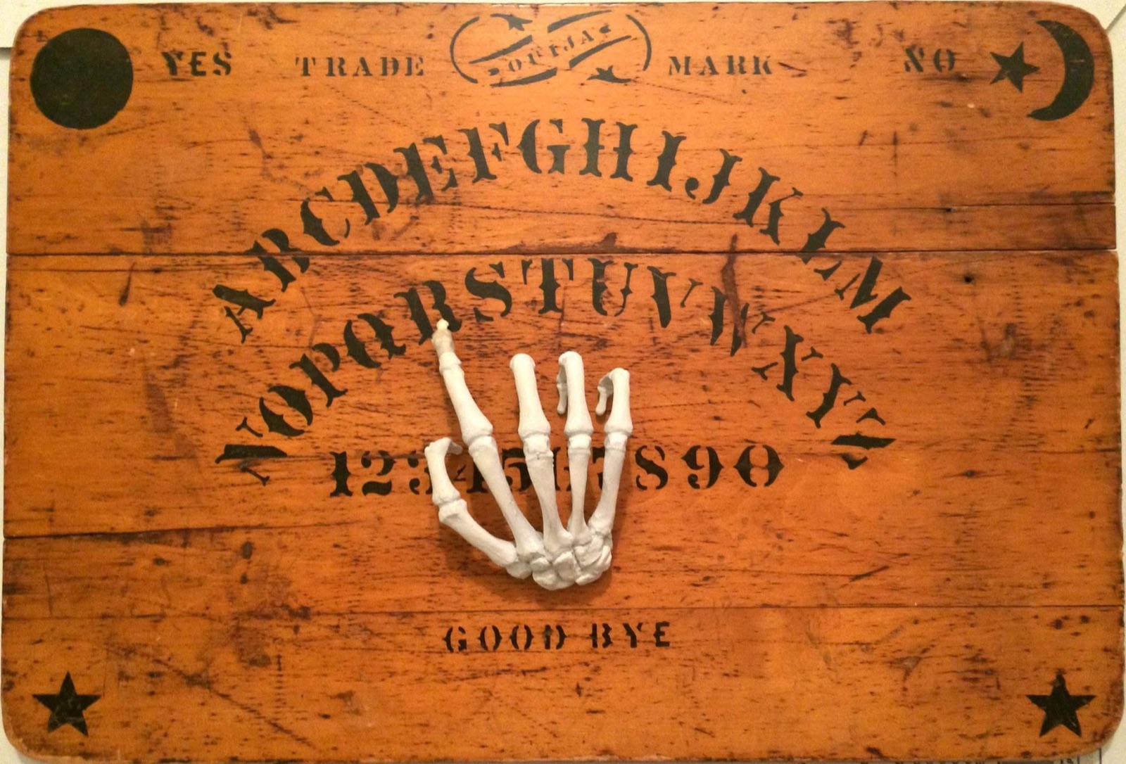 The skeletal planchette on an 1890 Kennard board