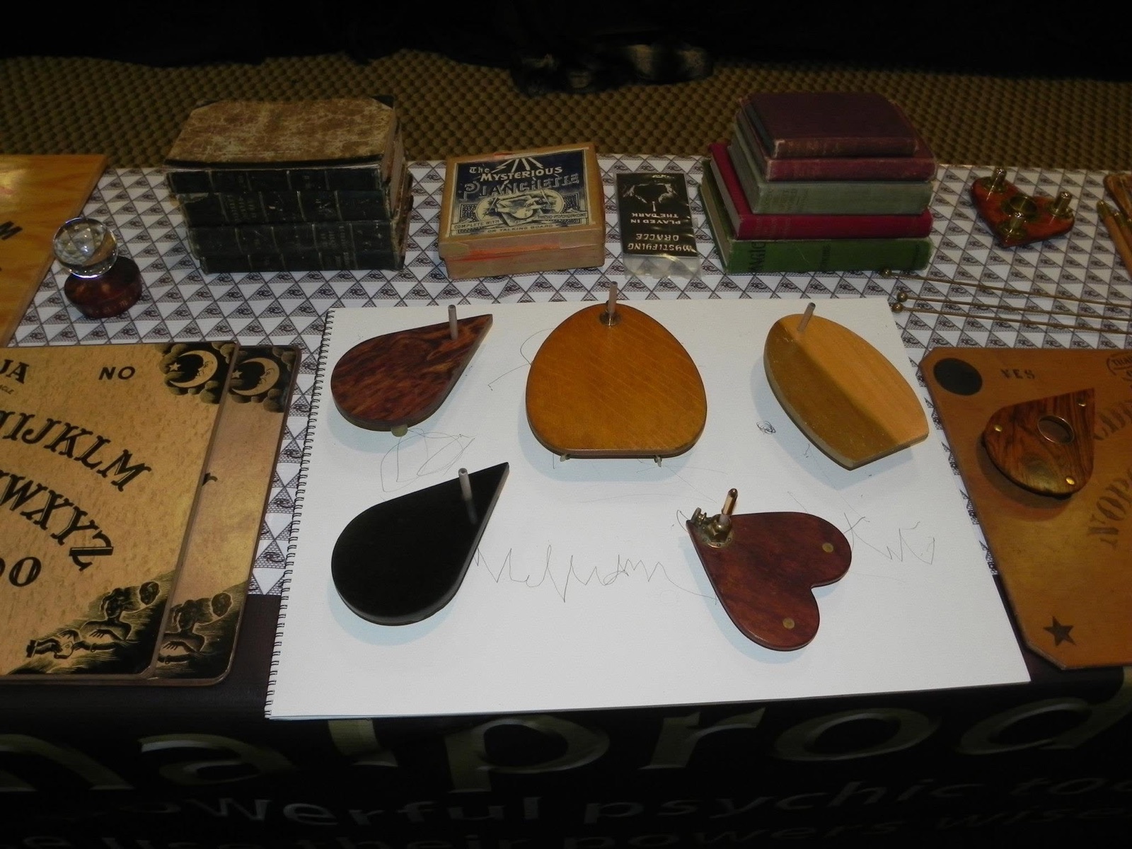 Automatic-writing planchettes on the pad